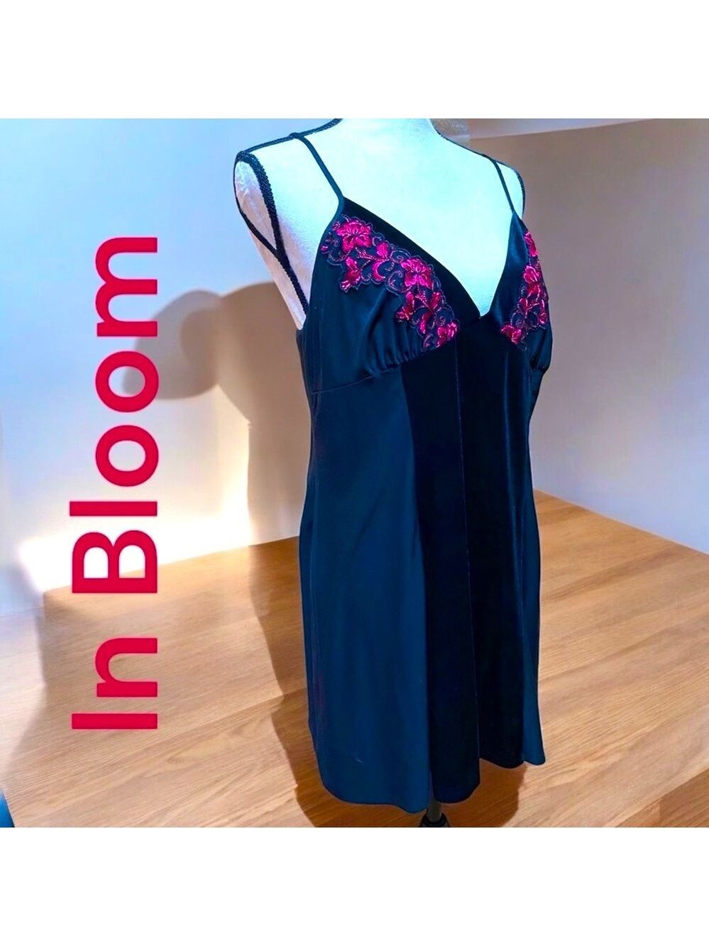 In Bloom-XL Black/Red short nightie Poly/spandex. Very good preowned!